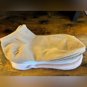 NWOT Women’s Set of 8 Pair of Ankle Socks